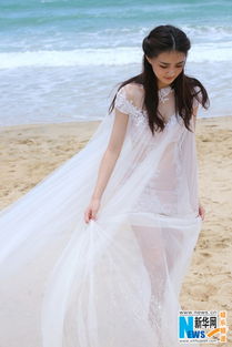徐璐身着 摩羯座 婚纱 清新迷人漫步海滩 