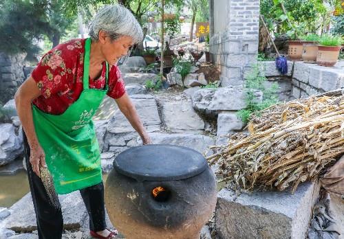 山区600年古村,7旬老太烧柴火,古法制作,一天卖上百个