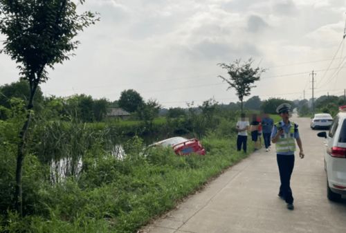 宣城1名车主开车时低头捡手机 发生事故...