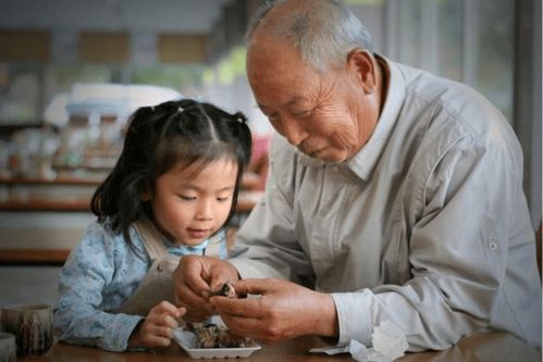 爷爷带娃太难了,精神紧张 血压升高 就怕孙女磕着碰着不好交差