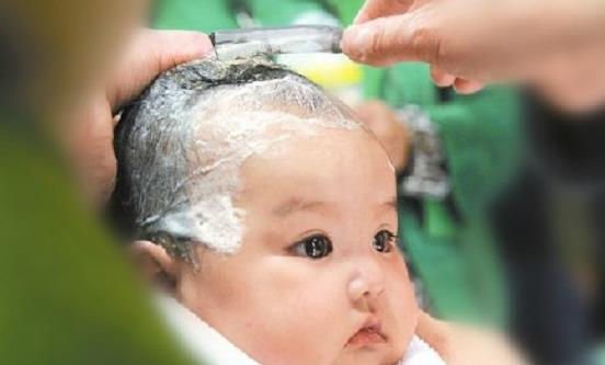 新生儿要不要剃 满月头 若力度控制不好,或将影响宝宝长头发