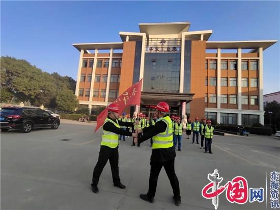 兴化市戴南循环经济产业园项目举行青年突击队授旗仪式