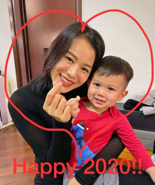 胡杏儿晒小儿子和玫瑰照片庆祝节日,儿子真是妈妈的小情人