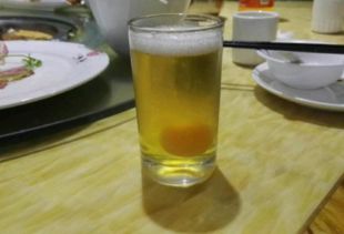 有些人喝啤酒为什么要加生鸡蛋 