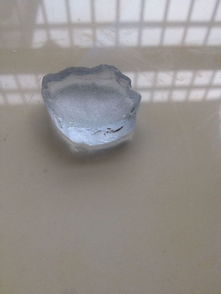请帮忙看看这个是什么晶体,应该不是玻璃因为不伤手 