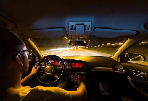 夜间驾驶机动车跟车行驶的距离要比白天时小