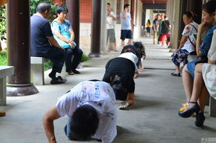 湖南一农民为重病孩子祈祷 跪拜叩首上寺庙 