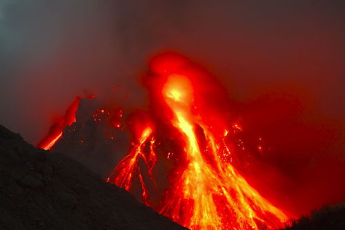 像开汽水一样喷发的火山 印尼梅拉比火山,岩浆充满二氧化碳和水