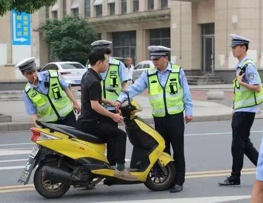 交警查车也有规则 你不知道为什么被拦下检查,建议看看