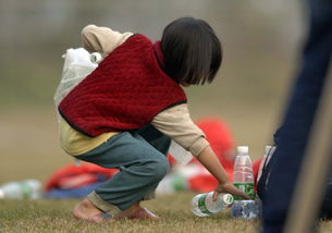 少年的另类绿茵 小女孩捡国足矿泉水瓶 