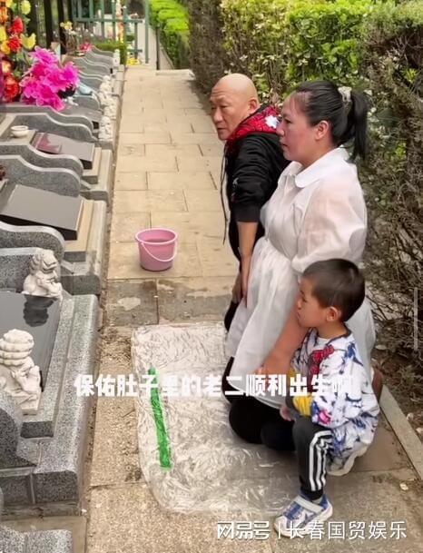 歌手谢东官宣妻子怀孕二胎,60岁再次当爹获网友祝福