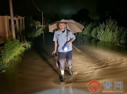 日照市岚山区 暴风雨中的最美 警 色