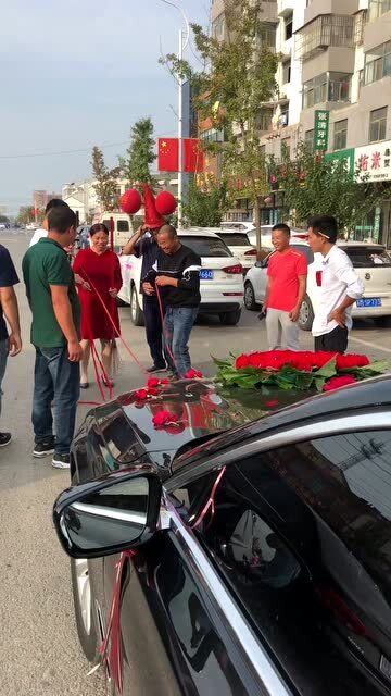 这又是什么结婚创意 你们那有这样的吗 竟然为儿媳妇拉车 