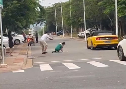 海南一女子躺在马路中间让同伴拍视频,拍摄者 拍了最少有20分钟