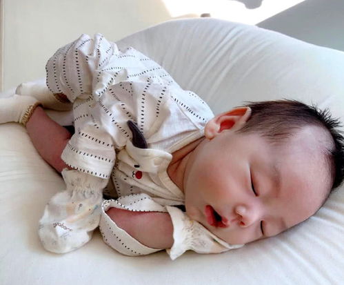 3个月宝宝训练趴睡致猝死 哪种睡姿对宝宝最好 很多家长做错