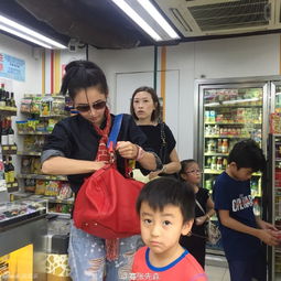 张柏芝带两个儿子逛超市 