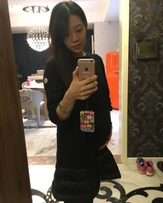 杨威妻子晒孕肚双胞胎照,网友 凑齐羊村了