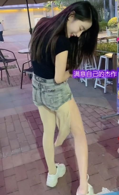 福建一妙龄女子,嫌 太热了 当街剪断丝袜,路人 旁边就是厕所