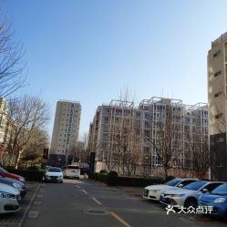 新龙城小区免费停车场有哪些,【新龙城】这个小区的价格在这个片区定位是什么档次的?