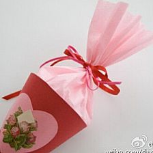 包礼物的花怎么弄好看图解(有没有什么简单易学的手工制作小礼物)(礼物包装花朵打法图解)