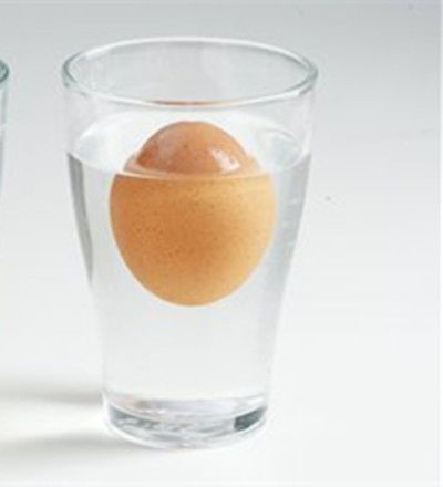 鸡蛋浮在盐水中的实验步骤是怎么样的 