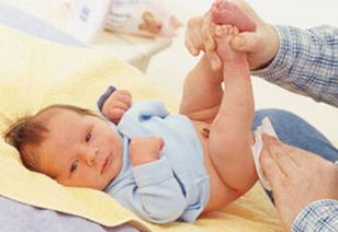 梦见给婴儿换尿布是什么意思(梦到给婴儿换尿布,尿布上大小便多)