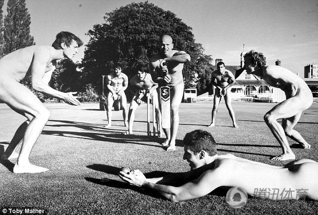 牛津大学学生拍裸体运动日历 为慈善筹资 