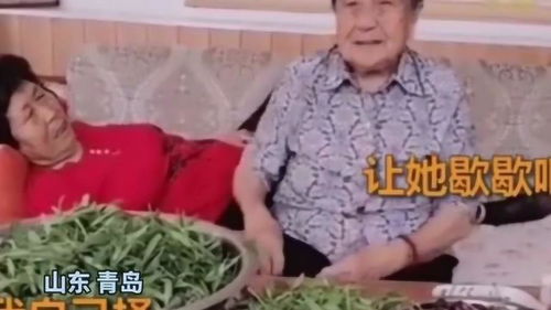 多大也是俺闺女,92岁妈妈自己忙活包饺子,让72岁女儿休息 