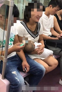妇女在地铁上掀衣喂奶被乘客指责,随后她一句话让大家无言以对 