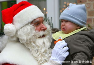 男孩被圣诞老人扮相的男子吓哭 