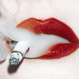 女生吸烟,是青春期时的 叛逆心理 想要扮酷