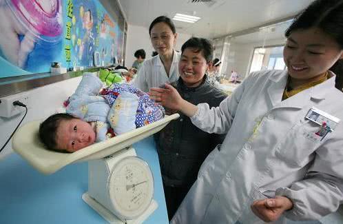 为什么宝宝出生后,护士都要报几斤几两 医院没告诉家长要知道