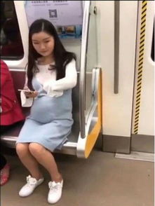 原创年轻女子上地铁，因为怀孕被让座，一个举动让网友大骂：不要脸