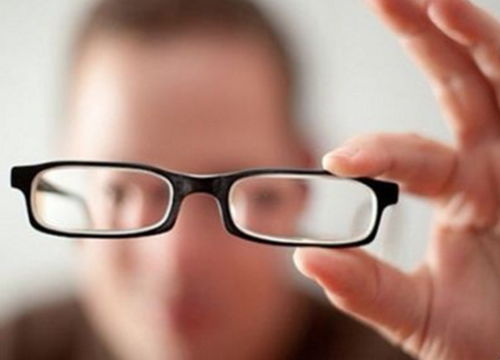 近视的人长期不戴眼镜,会有什么影响 看完眼科医生回答你就懂了 