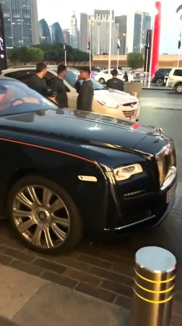 在迪拜的大街上,这只是穷人开的车 