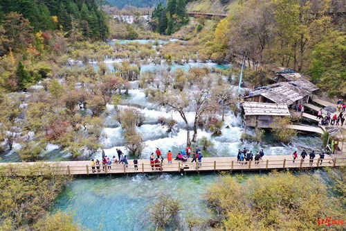 某风景区今年“十一”黄金周接待游客18万人次，门票收人达3600万。按门票收入的3%缴纳营业税，这