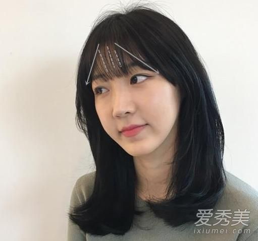 一个头发有点秃的女孩怎么能扎头发 一个女孩的前额为什么看起来秃了 