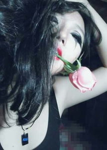 动漫美女嘴咬玫瑰闭眼 最好是闭眼流泪的 