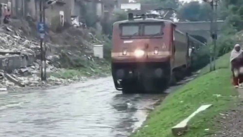 印度的水上火车,这设计真是厉害了 这样就不怕下雨火车无法启动了 