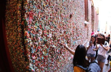 西雅图 口香糖之墙 吸引众多游客 网友直呼看不懂艺术