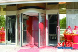 8个蒙面男砸酒店泼油漆 教授停的车也被砸