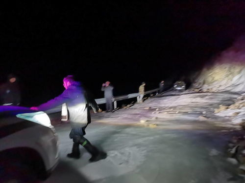 四人被困海拔4000米冰滩 徒步10余公里找到信号报警求助