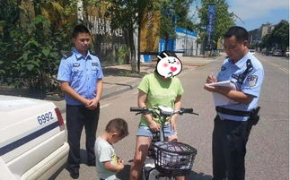太悬了 广汉一名三岁的小孩儿悄悄推着婴儿车在街上走......