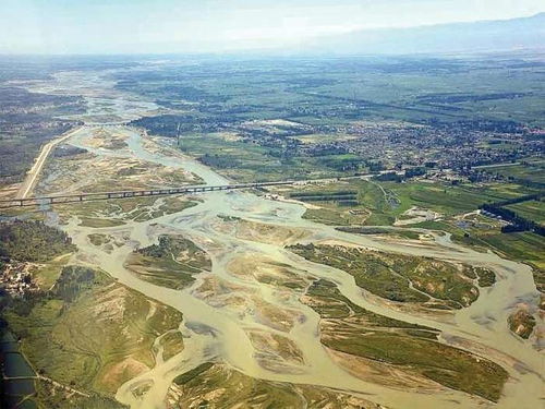 世界上集咸水湖和淡水湖于一体的湖泊,曾属于中国,面积却在缩小