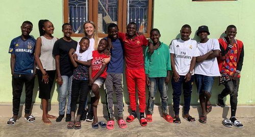 英国26岁美女八年收养14个非洲孤儿,孩子们叫她 妈妈 姐姐