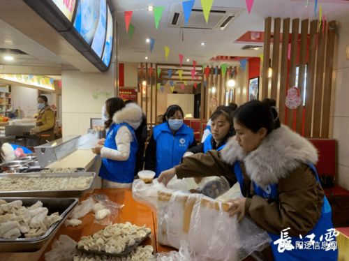 寒冬里,新洲志愿者为环卫工人送来热腾腾的饺子