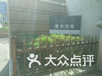 哈尔滨中央大街附近在哪免费停车啊 (中央大街停车场是免费的吗)