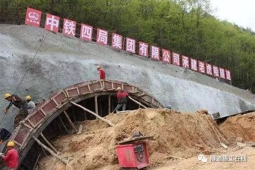 浅谈隧道V级围岩进洞技术