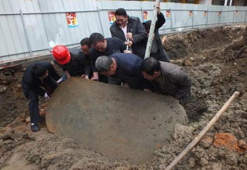 江苏一位农民翻盖猪圈,挖出一块石碑,考古队 下面埋着建文帝
