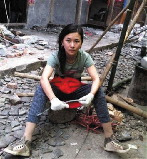 汶川地震中,她失去女儿和双腿,28岁嫁海归生儿育女,受柴静敬佩
